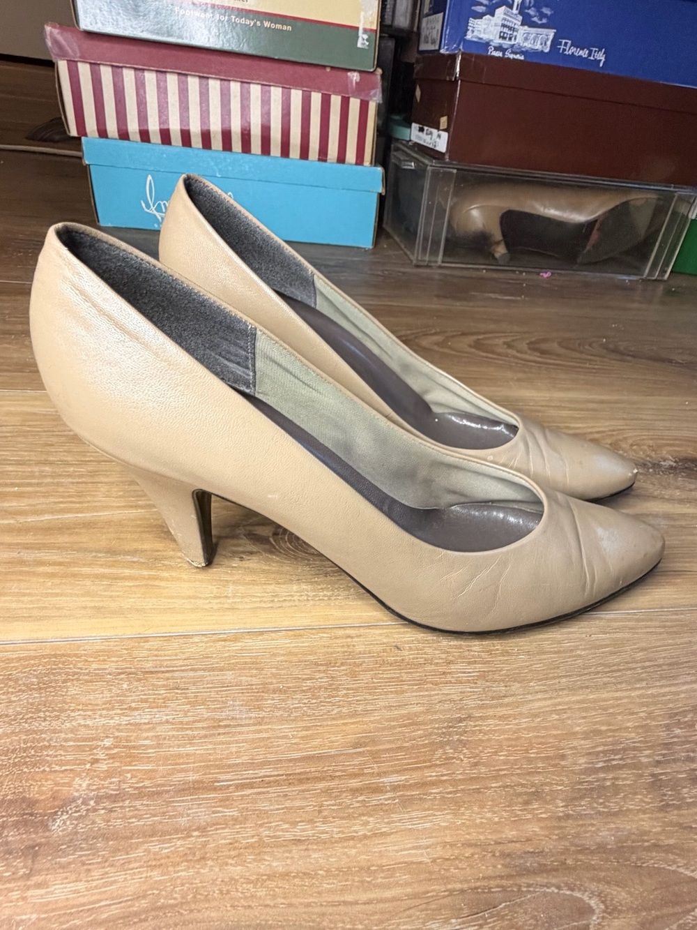 Vintage 1960s Joyce Taupe Leather Pumps 8N Pointed Toe Heels